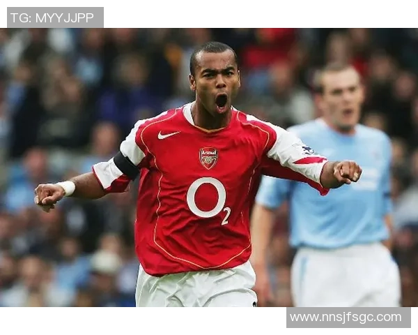 足球女神与球场传奇并肩而行激情四溢的双人头像展示