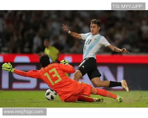 足球巨星深情亲吻胸前队徽展现对球队的无限忠诚与热爱