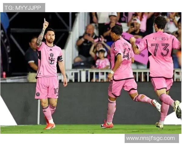 足球巨星巧妙模仿街头路人生活场景展现幽默风采