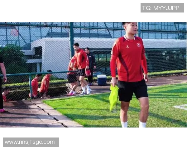 铁人球星的传奇之路：从绿茵场的拼搏到场外的坚韧精神